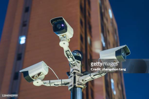 security camera in residential area. - bewakingscamera stockfoto's en -beelden