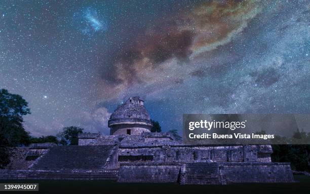 ruins of el caracol observatory at chichen itza - maya stockfoto's en -beelden