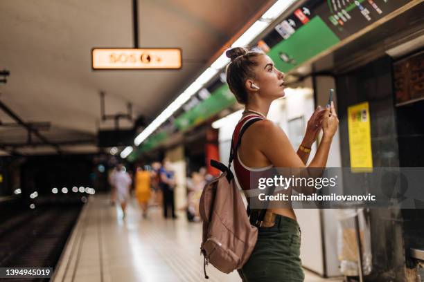 地下鉄の駅でスマホを使う女性 - hot spanish women ストックフォトと画像