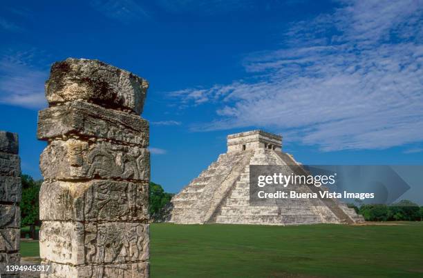 mexico. the mayan ruins of chichen itza. - kukulkan pyramid stock pictures, royalty-free photos & images