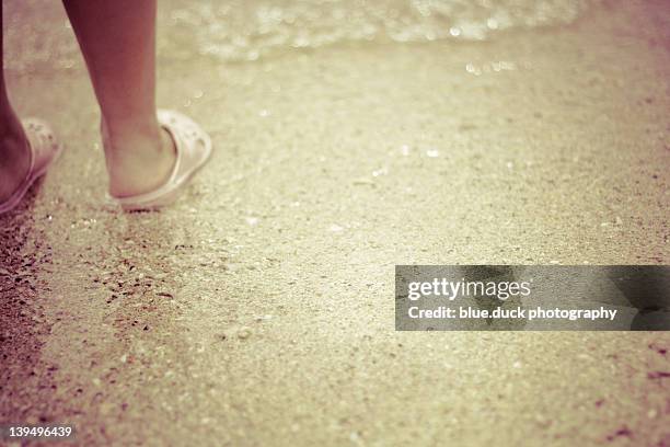 small child at beach - chinelo imagens e fotografias de stock