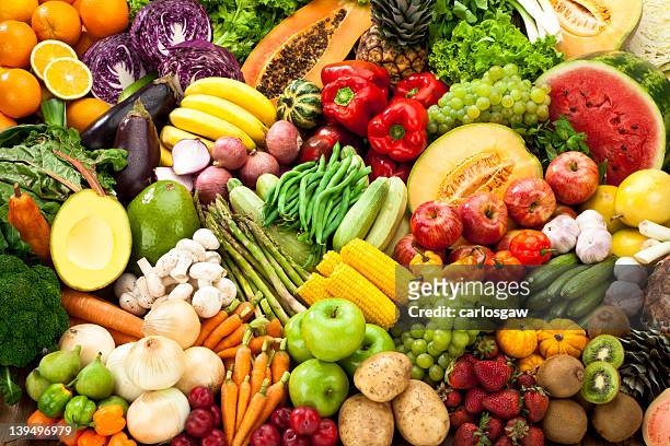 variedad de frutas y verduras fondo. - freshness fotografías e imágenes de stock