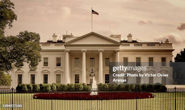 the white house. official residence and workplace of the president of the united states - presidents office fotografías e imágenes de stock