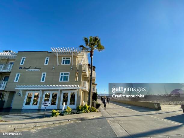 promenade und eigentumswohnungen, hermosa beach, usa - hermosa beach stock-fotos und bilder