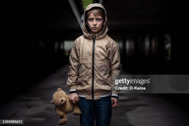 sad boy - refugee crisis stockfoto's en -beelden