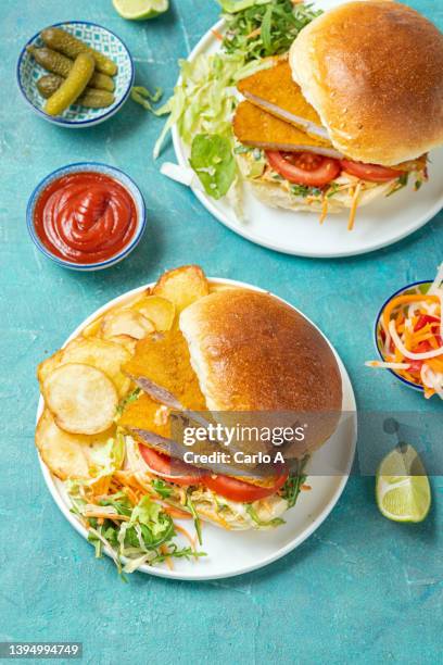 fried chicken burger - fried chicken burger stock pictures, royalty-free photos & images