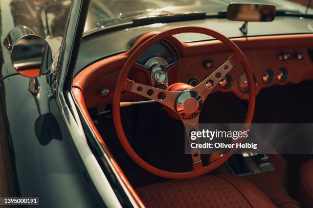 dashboard with steering wheel in a old classic car - restoration style photos et images de collection