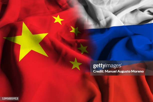 flags of the people's republic of china and the russian federation - chinese communist party stockfoto's en -beelden