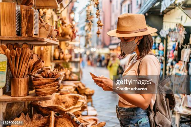 junge touristin auf dem straßenmarkt - bazaar stock-fotos und bilder