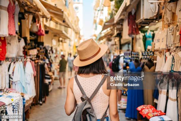 junge touristin auf dem straßenmarkt - souvenirs stock-fotos und bilder