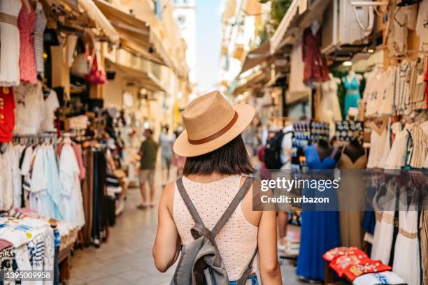 junge touristin auf dem straßenmarkt - bazaar market stock-fotos und bilder