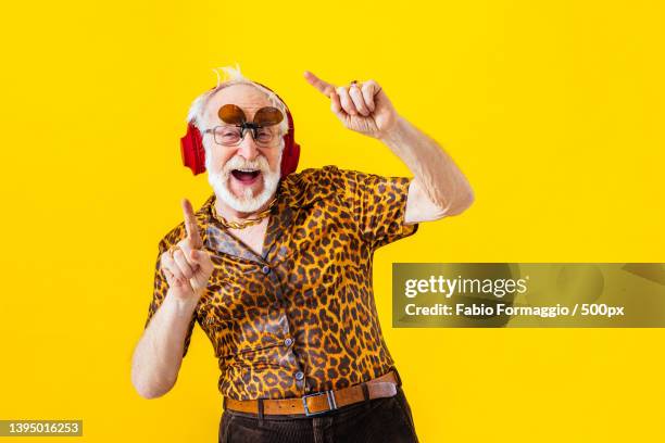 cool senior man with fashionable outfit portrait - quirky family stockfoto's en -beelden