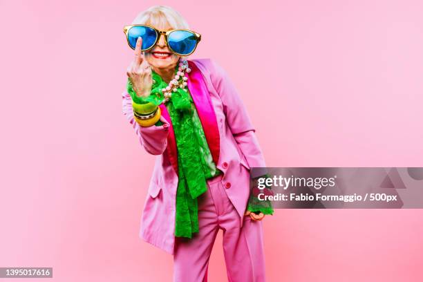 cool and stylish senior old woman with fashionable clothes - old lady middle finger - fotografias e filmes do acervo