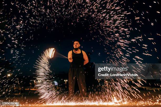 feuerjongleur leistung - stunt performer stock-fotos und bilder