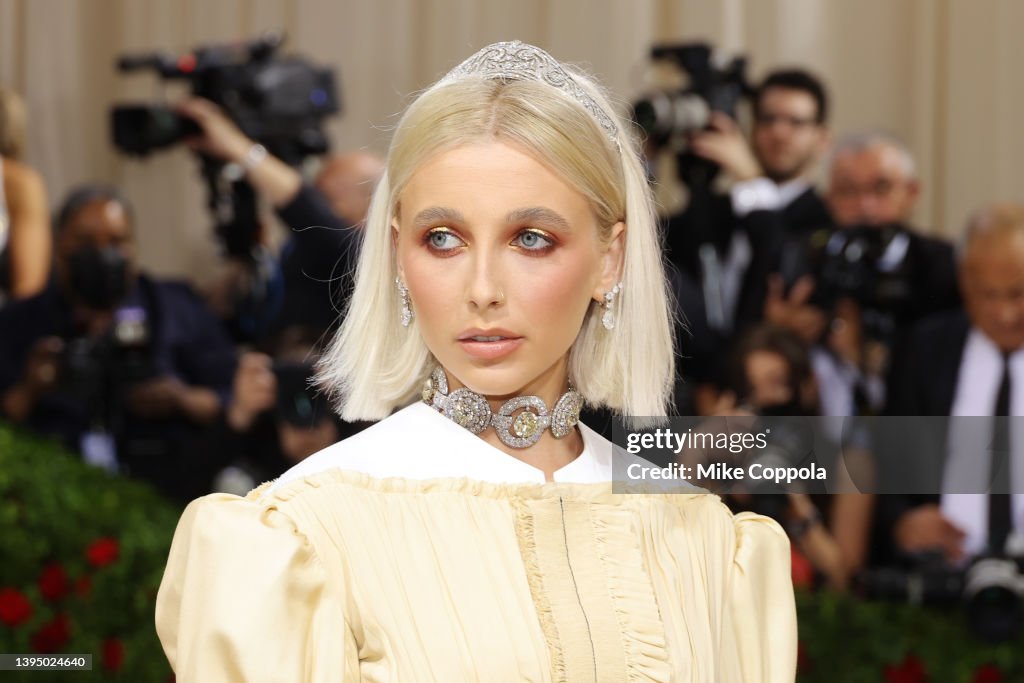 Emma Chamberlain attends The 2022 Met Gala Celebrating In America: News  Photo - Getty Images