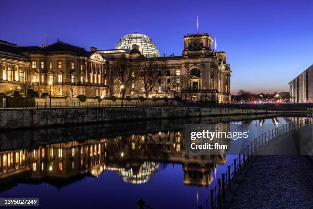 reichstag building at blue hour (german parliament building) - berlin, germany - reichstag berlin nacht stock-fotos und bilder