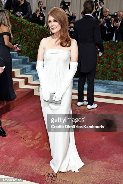 Julianne Moore attends The 2022 Met Gala Celebrating "In America: An Anthology of Fashion" at The Metropolitan Museum of Art on May 02, 2022 in New...