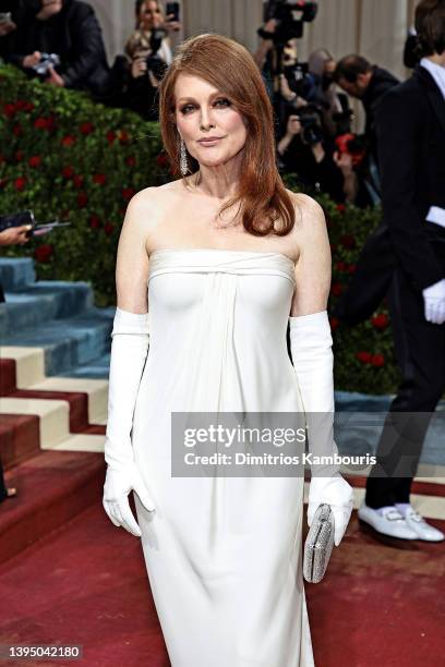 Julianne Moore attends The 2022 Met Gala Celebrating "In America: An Anthology of Fashion" at The Metropolitan Museum of Art on May 02, 2022 in New...