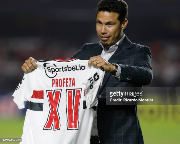 Former player Hernanes shows a jersey of San Pablo during a tribute after his retirement before the match between Sao Paulo and Santos as part of...