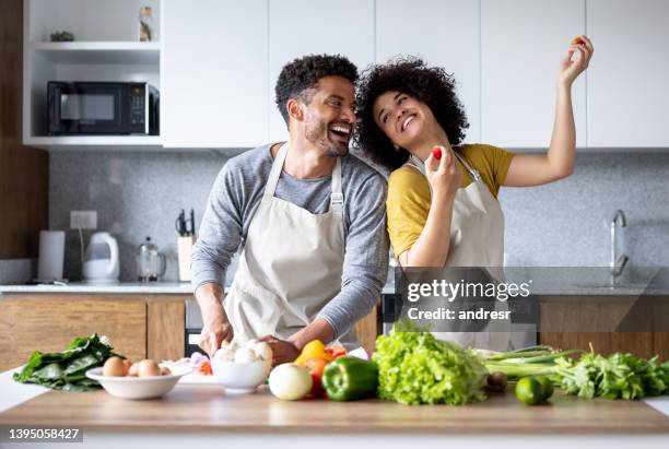 coppia amorevole che si diverte a cucinare insieme a casa - couple in kitchen foto e immagini stock