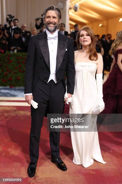 Bart Freundlich and Julianne Moore attend The 2022 Met Gala Celebrating "In America: An Anthology of Fashion" at The Metropolitan Museum of Art on...