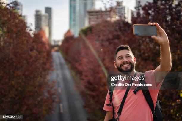 tourist macht selfie auf der herbststraße in curitiba - curitiba stock-fotos und bilder