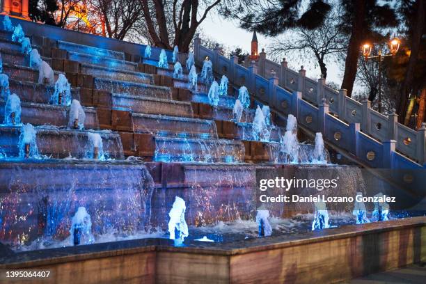 illuminated fountain with stairs in evening in city - konya photos et images de collection