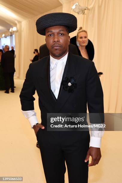 Leslie Odom Jr. Arrives at The 2022 Met Gala Celebrating "In America: An Anthology of Fashion" at The Metropolitan Museum of Art on May 02, 2022 in...