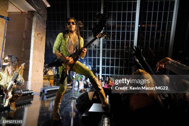 Lenny Kravitz performs onstage and Kate Moss watches in the crowd during The 2022 Met Gala Celebrating "In America: An Anthology of Fashion" at The...