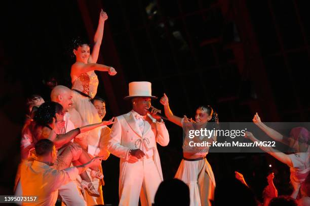 Leslie Odom Jr. Performs onstage during The 2022 Met Gala Celebrating "In America: An Anthology of Fashion" at The Metropolitan Museum of Art on May...