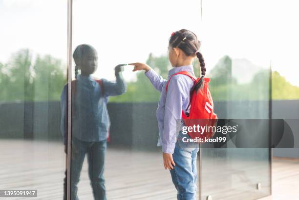 little girl found a new friend - children looking up stockfoto's en -beelden