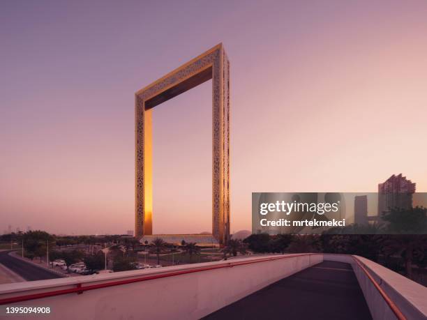 the dubai frame building in dubai, united arab emirates - dubai frame stockfoto's en -beelden