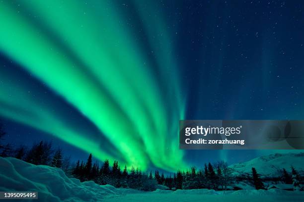 grüne aurora borealis, alaska, usa - light natural phenomenon stock-fotos und bilder