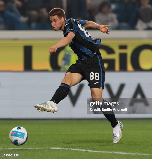 Mario Pasalic of Atalanta BC scores their side's first goal during the Serie A match between Atalanta BC and US Salernitana at Gewiss Stadium on May...