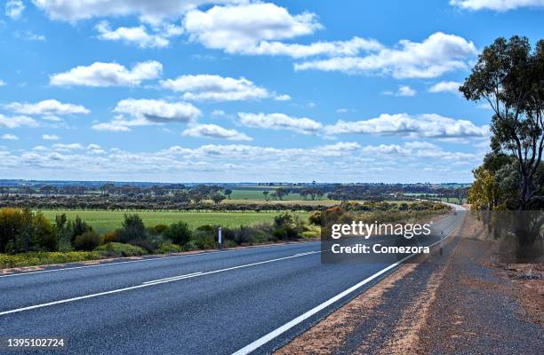 outback highway at sunny day, western australia - tweebaansweg stockfoto's en -beelden