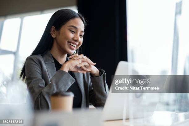 video cloud conferences improve business connecting. young woman having video call on her laptop with client or business team to discuss on a business project in a modern business office. - business continuity plan bildbanksfoton och bilder