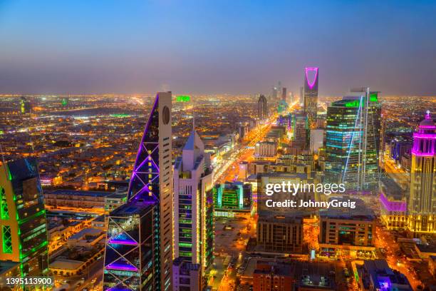 riad iluminó el horizonte de la ciudad en el crepúsculo - arabia saudí fotografías e imágenes de stock