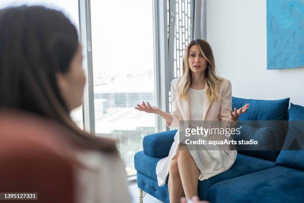 psychological counselling - workplace conflict stockfoto's en -beelden