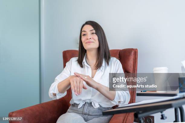 psychologist session with sign language - hospital sign stock pictures, royalty-free photos & images