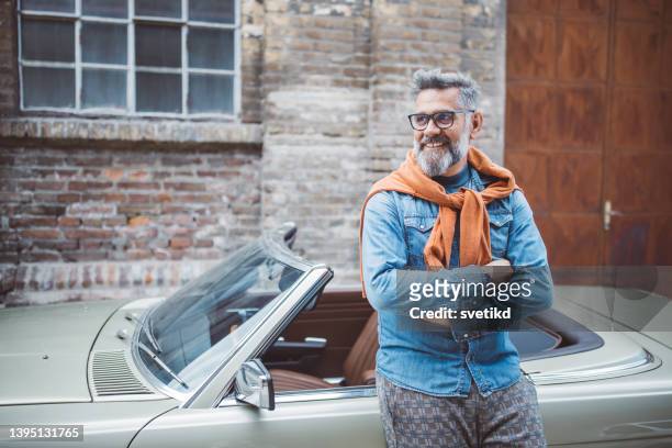 homme debout à côté de sa voiture de collection - un seul homme senior photos et images de collection