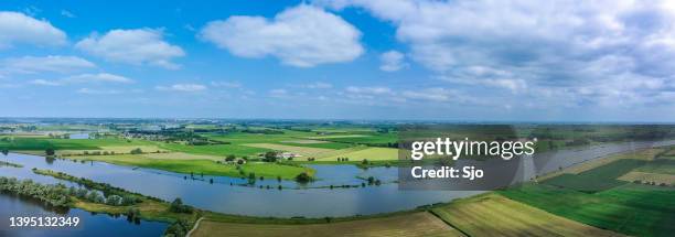 llanuras de inundación desbordantes del río ijssel después de fuertes lluvias - zwolle fotografías e imágenes de stock