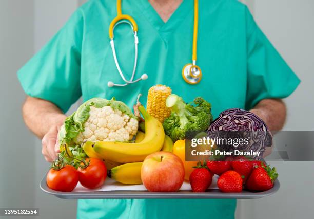 surgeon with tray of healthy food - 5 al giorno foto e immagini stock