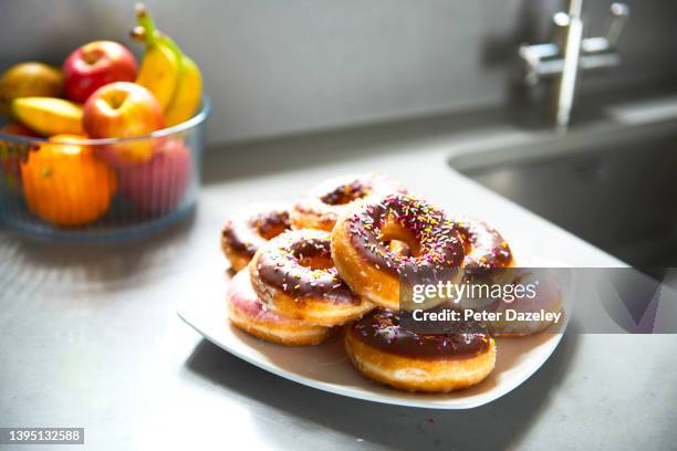 doughnuts on plate in kitchen - 5 am tag stock-fotos und bilder