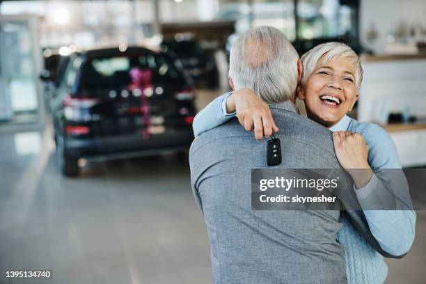 ¡gracias cariño por comprarme un auto nuevo! - car ownership fotografías e imágenes de stock