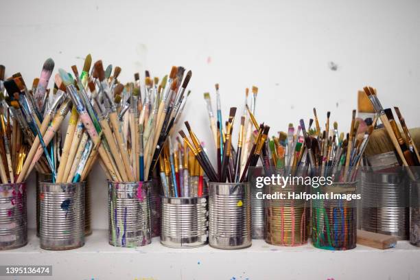 group of artist's paint brushes - kunstatelier stockfoto's en -beelden