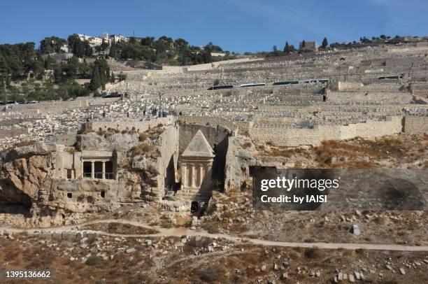 jerusalem, the valley of kidron with the 2, 200 years old tombs of zechariah and bne hezir; in the background, the cemetery of the mount of olives - ancient israel stock pictures, royalty-free photos & images