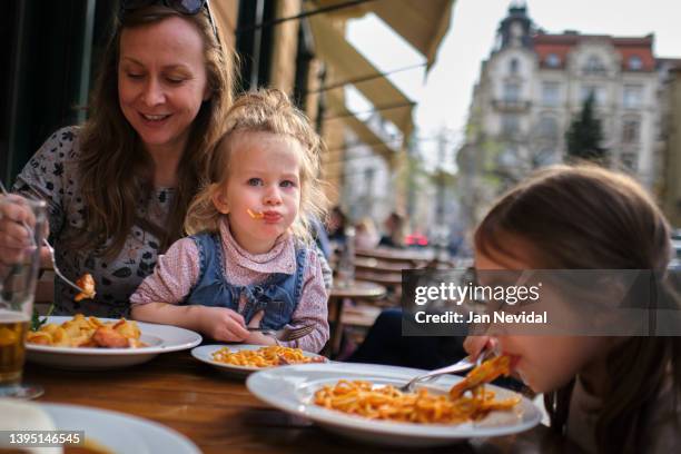 prag urlaubserlebnis - family restaurant stock-fotos und bilder