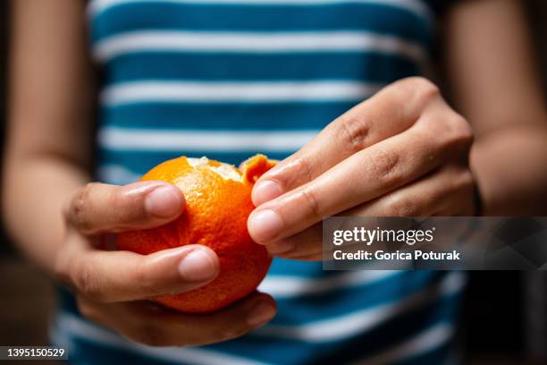 genießen sie den tag mit frischem natursaft - mandarine stock-fotos und bilder