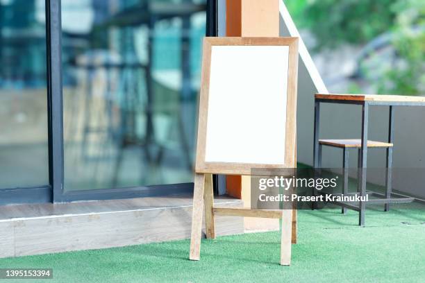 empty menu board stand. ready to be filled - card mock up stockfoto's en -beelden