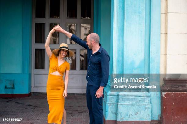 couple de touristes dansant dans la vieille havane - cuban culture photos et images de collection